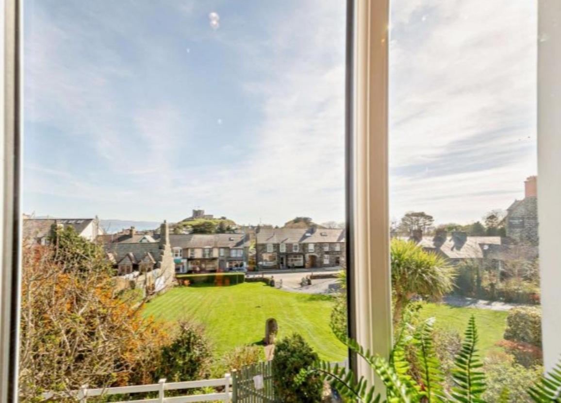 Lion Hotel & Studio Apartments Criccieth Bagian luar foto
