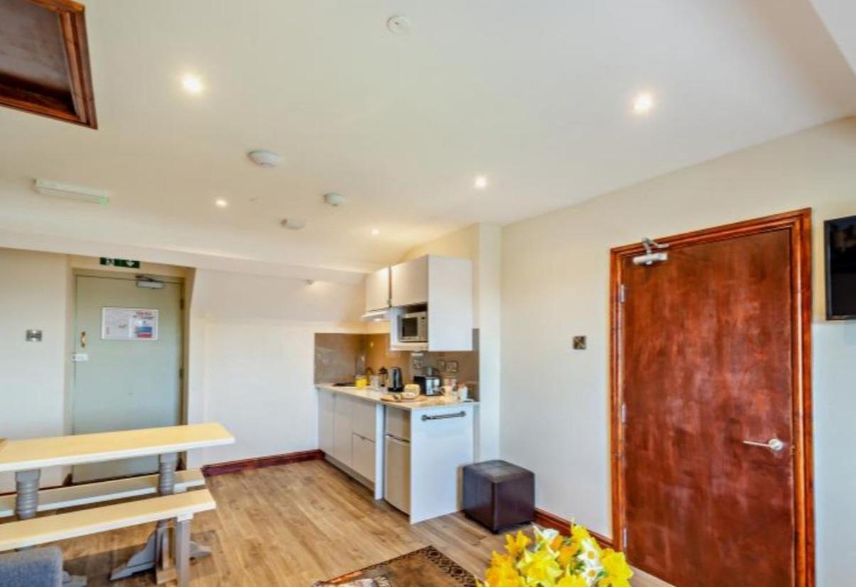 Lion Hotel & Studio Apartments Criccieth Bagian luar foto