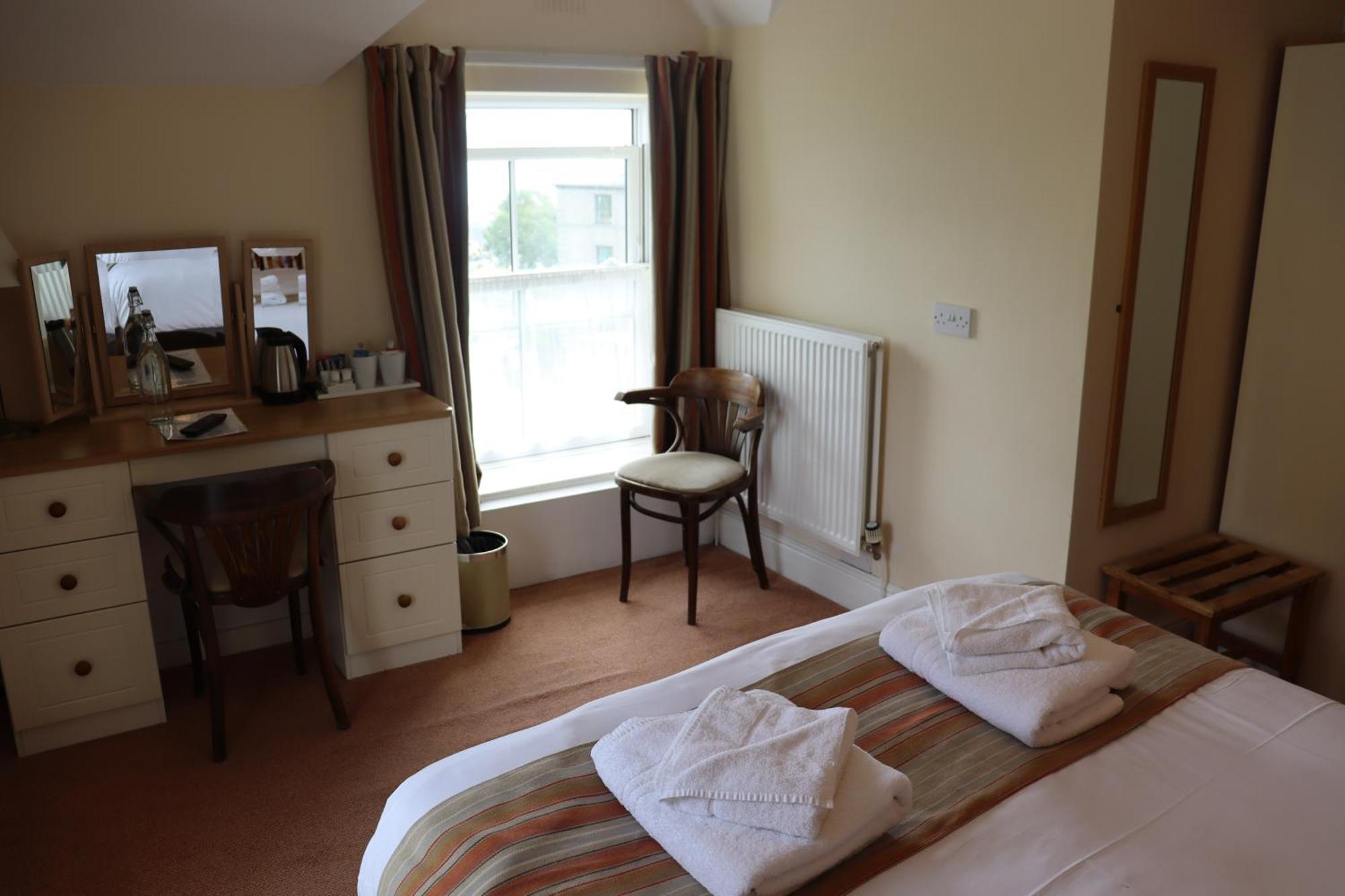 Lion Hotel & Studio Apartments Criccieth Bagian luar foto