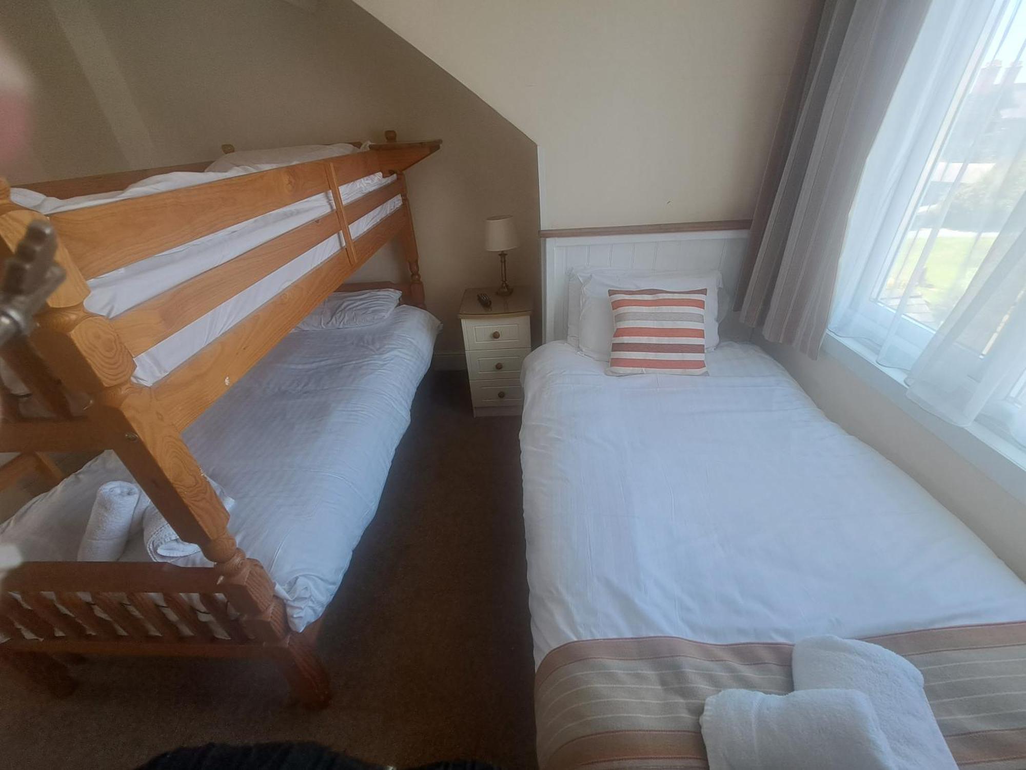 Lion Hotel & Studio Apartments Criccieth Bagian luar foto