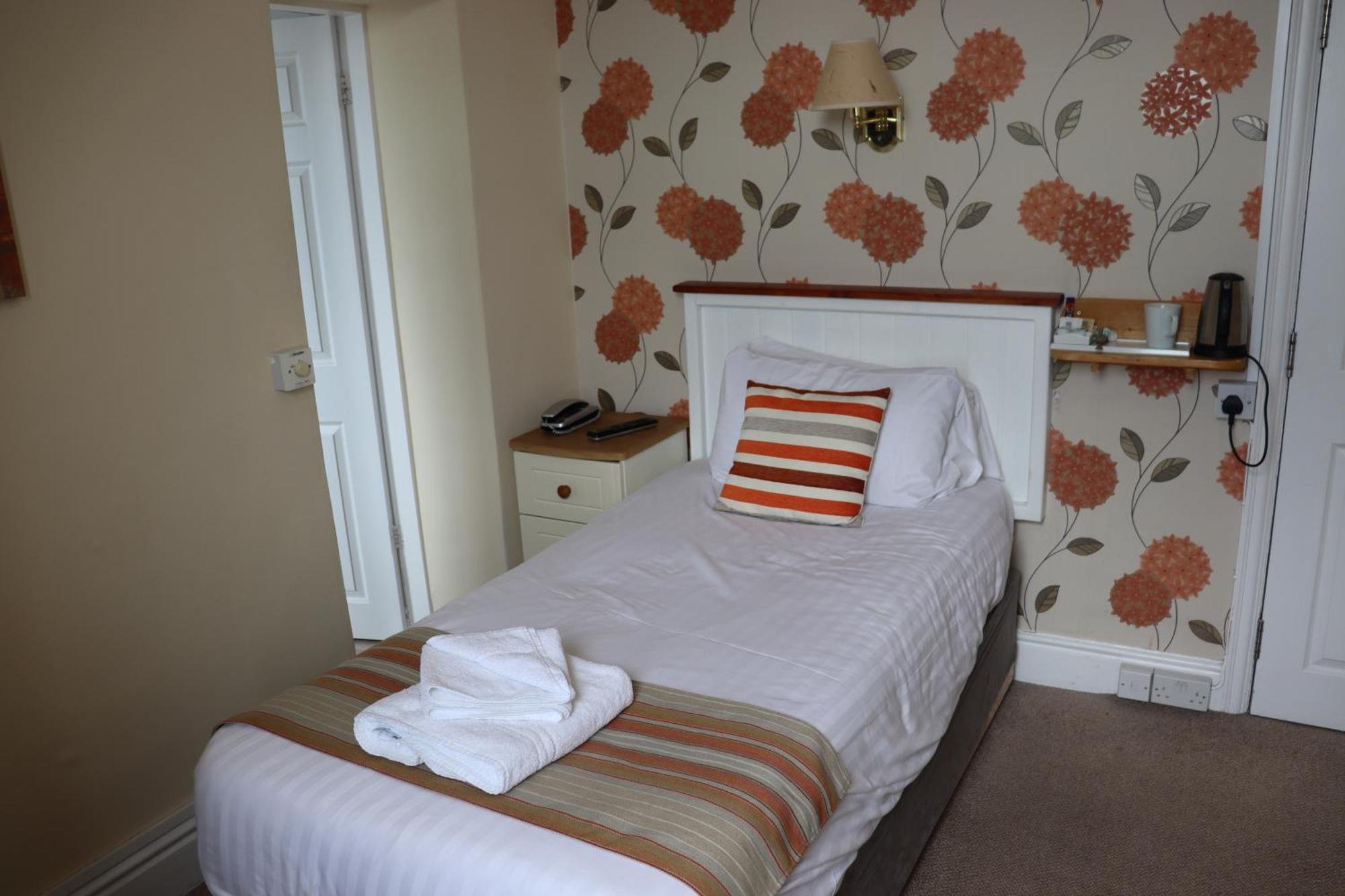 Lion Hotel & Studio Apartments Criccieth Bagian luar foto