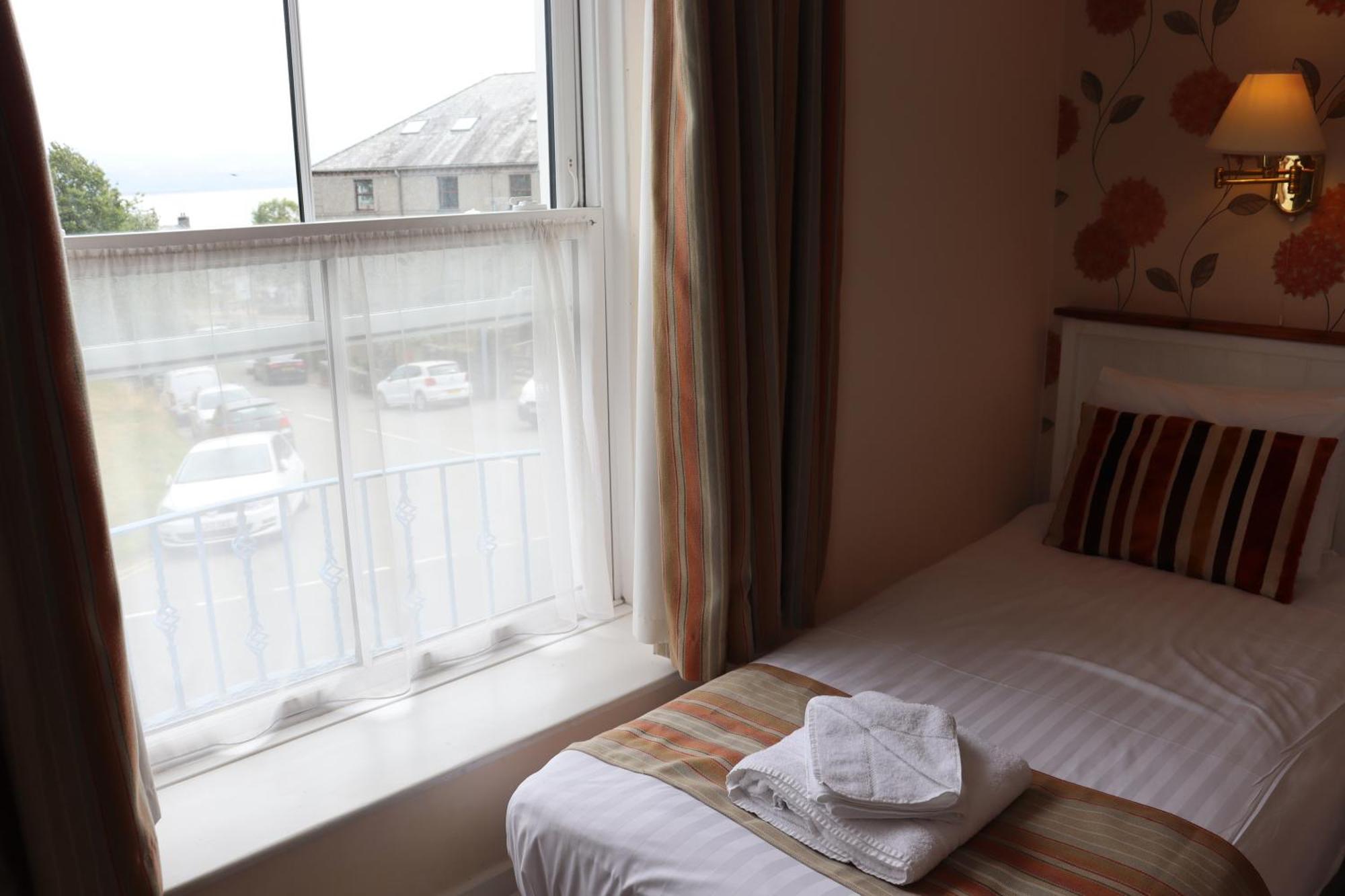 Lion Hotel & Studio Apartments Criccieth Bagian luar foto