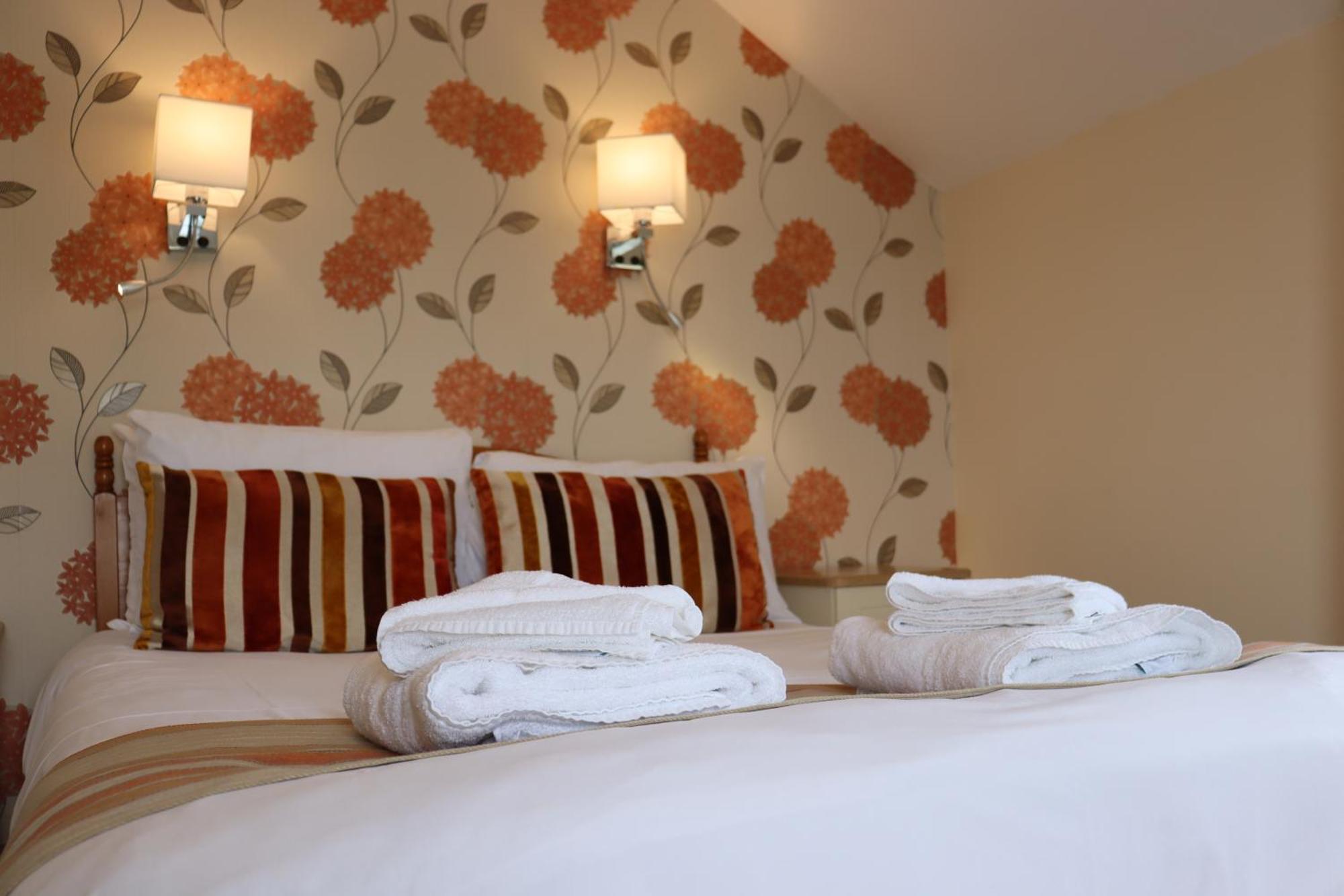 Lion Hotel & Studio Apartments Criccieth Bagian luar foto