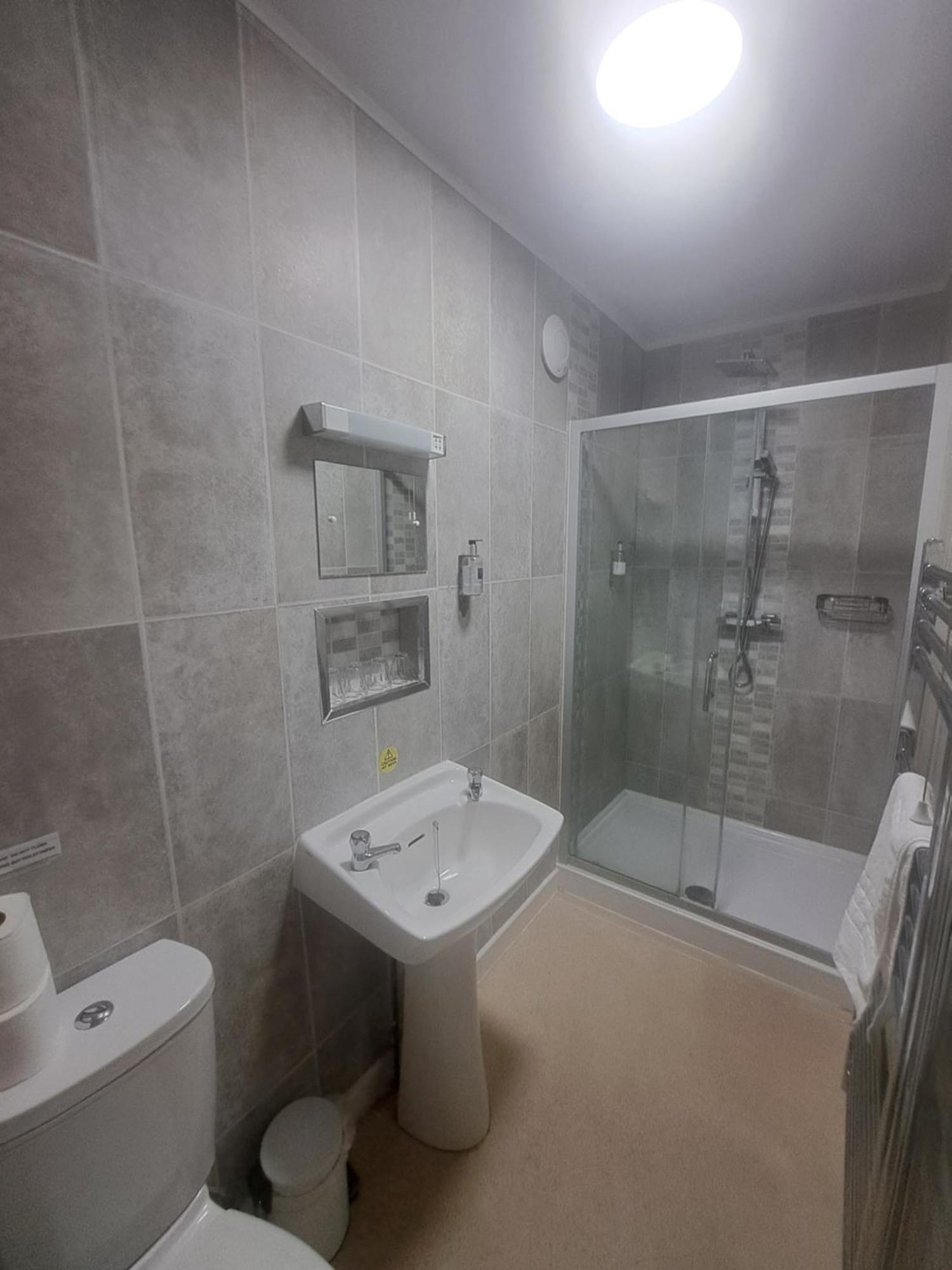 Lion Hotel & Studio Apartments Criccieth Bagian luar foto