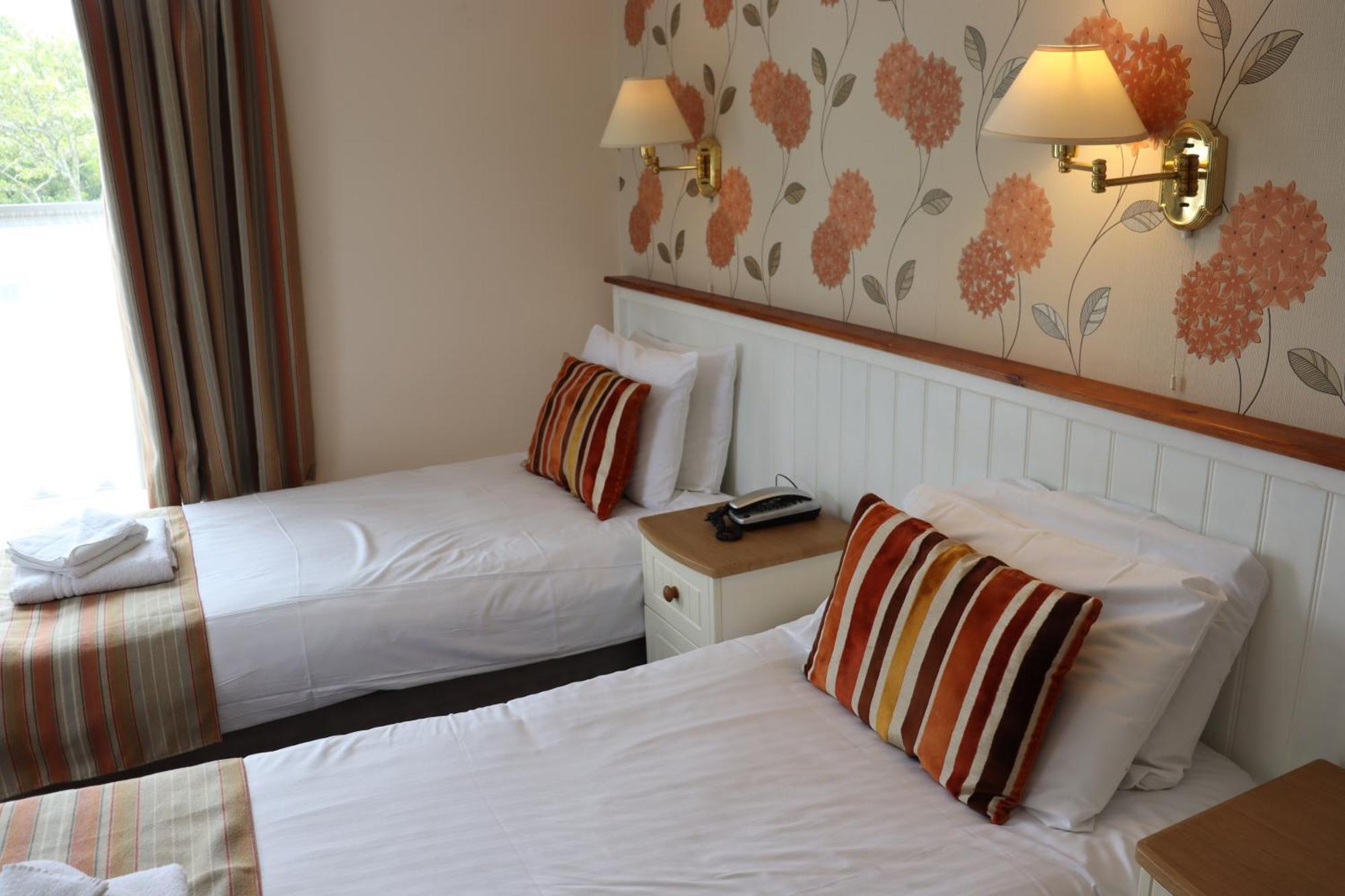 Lion Hotel & Studio Apartments Criccieth Bagian luar foto