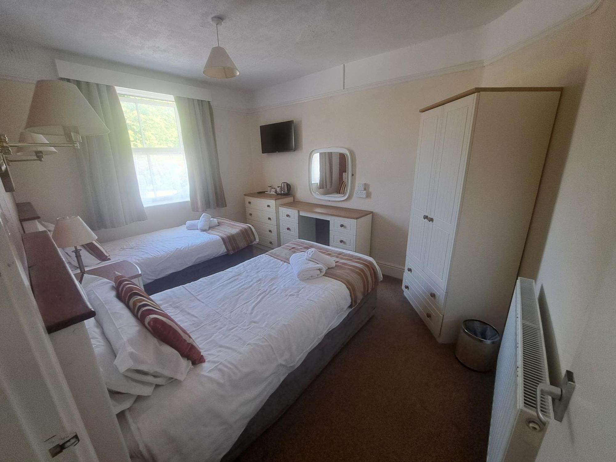Lion Hotel & Studio Apartments Criccieth Bagian luar foto