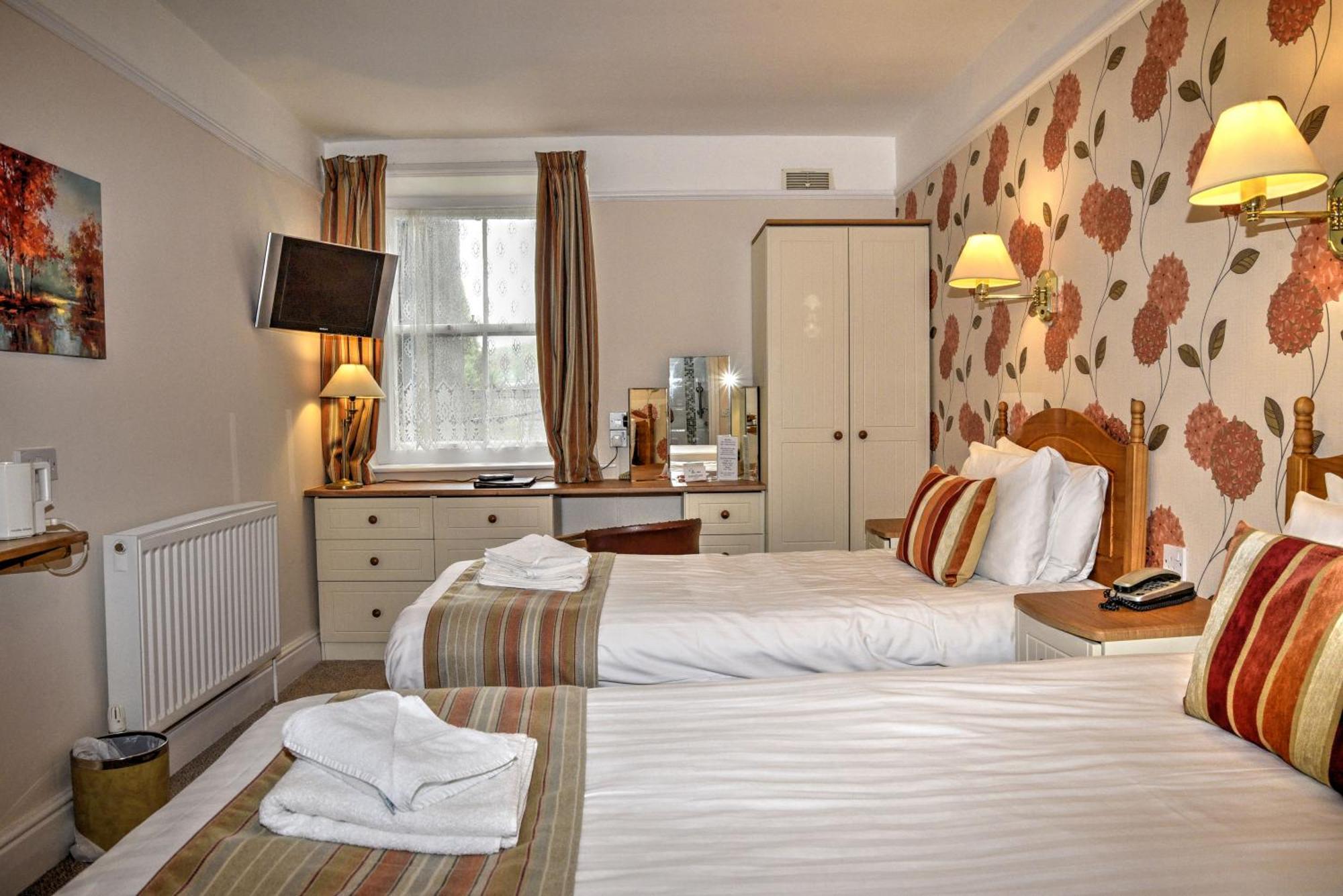 Lion Hotel & Studio Apartments Criccieth Bagian luar foto