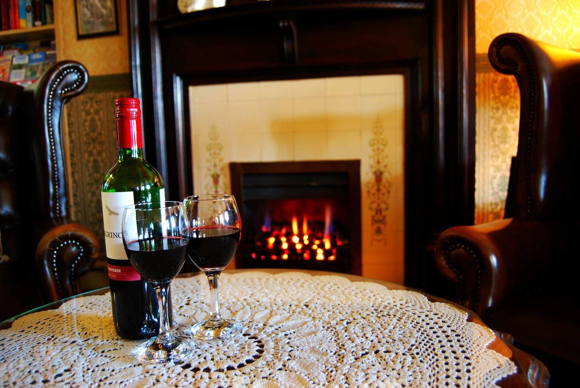 Lion Hotel & Studio Apartments Criccieth Bagian luar foto